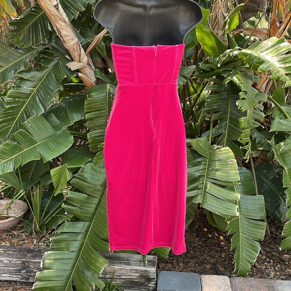 Lulu’s strapless, pink velvet asymmetric dress - Picture 4 of 7